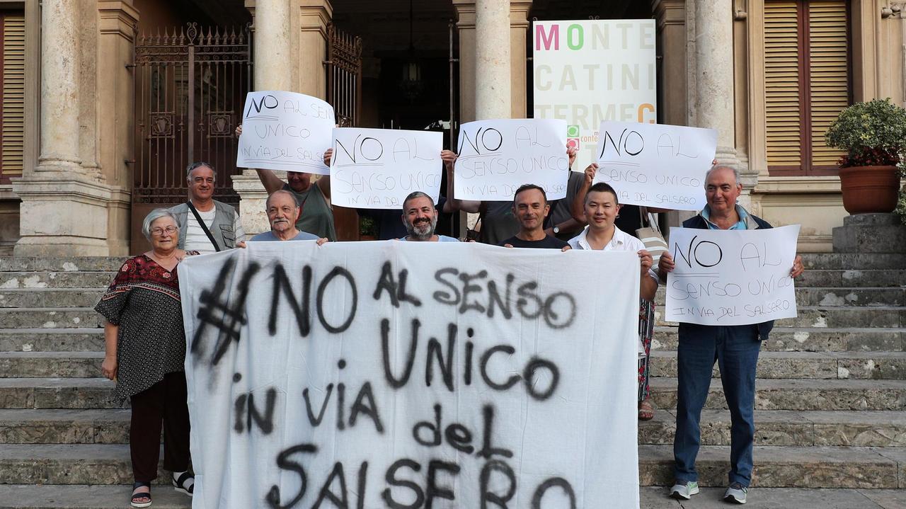 La protesta contro il senso unico in via del Salsero (foto Nucci)