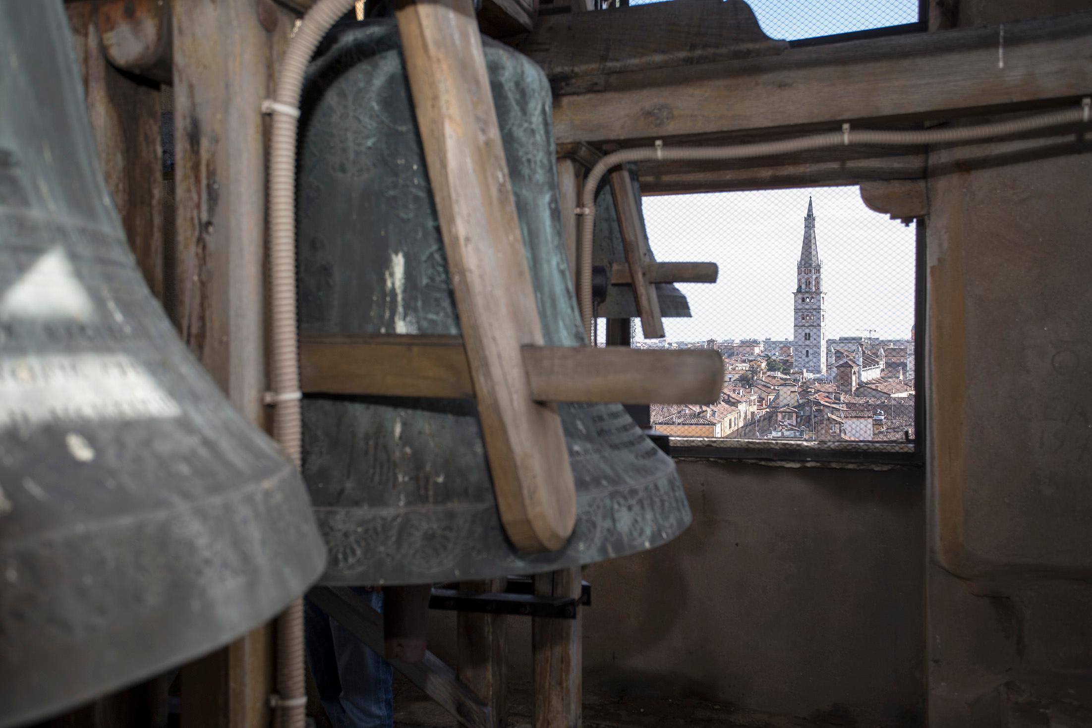 Modena, visita ai sottotetti della chiesa di S. Agostino