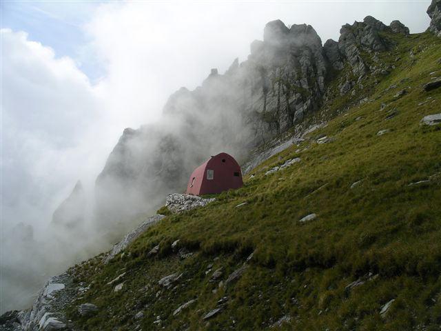 Il bivacco Aronte sul monte Tambura
