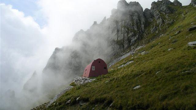 Il bivacco Aronte sul monte Tambura