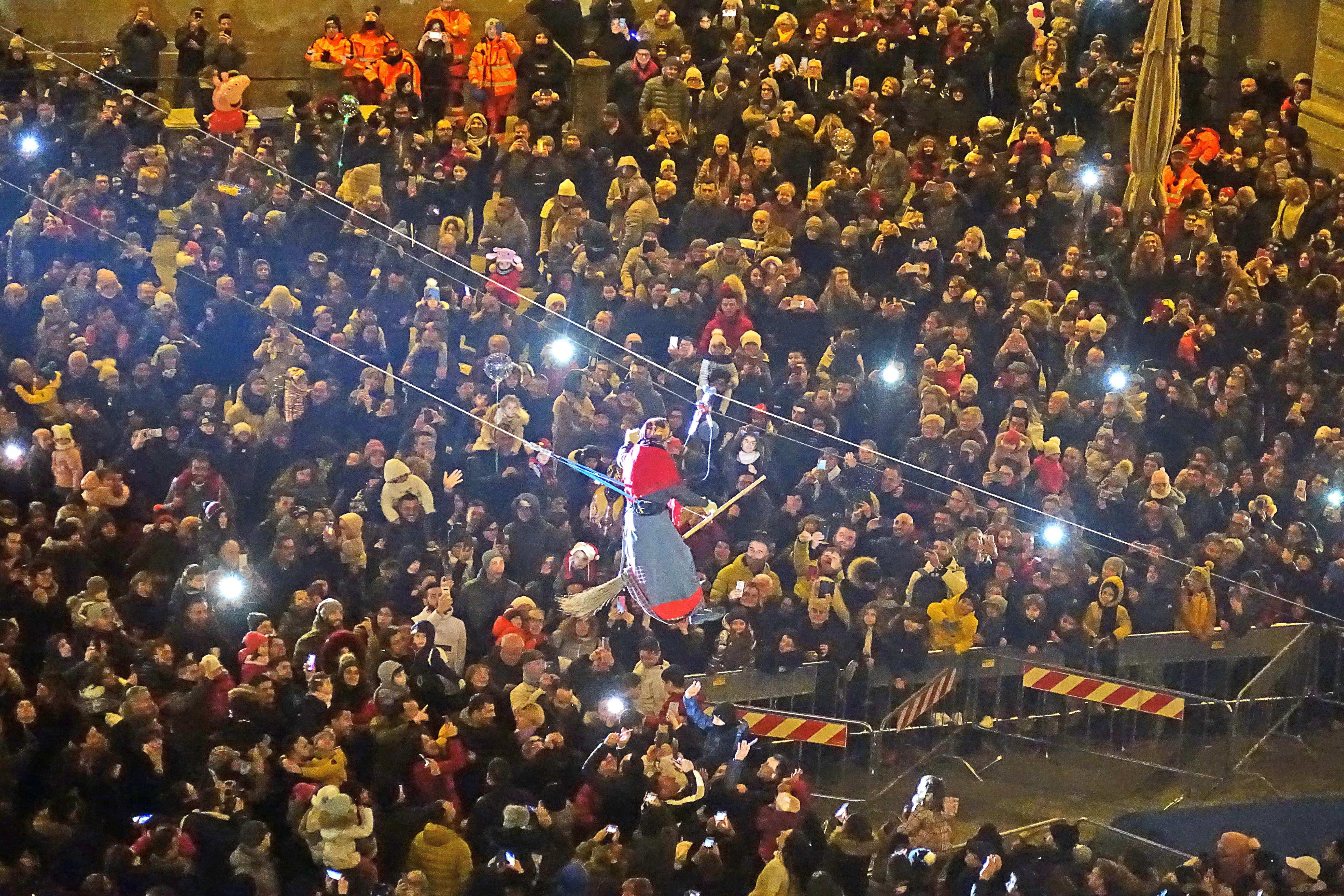 Migliaia in piazza a Pistoia per applaudire la Befana dei vigili del fuoco - Video