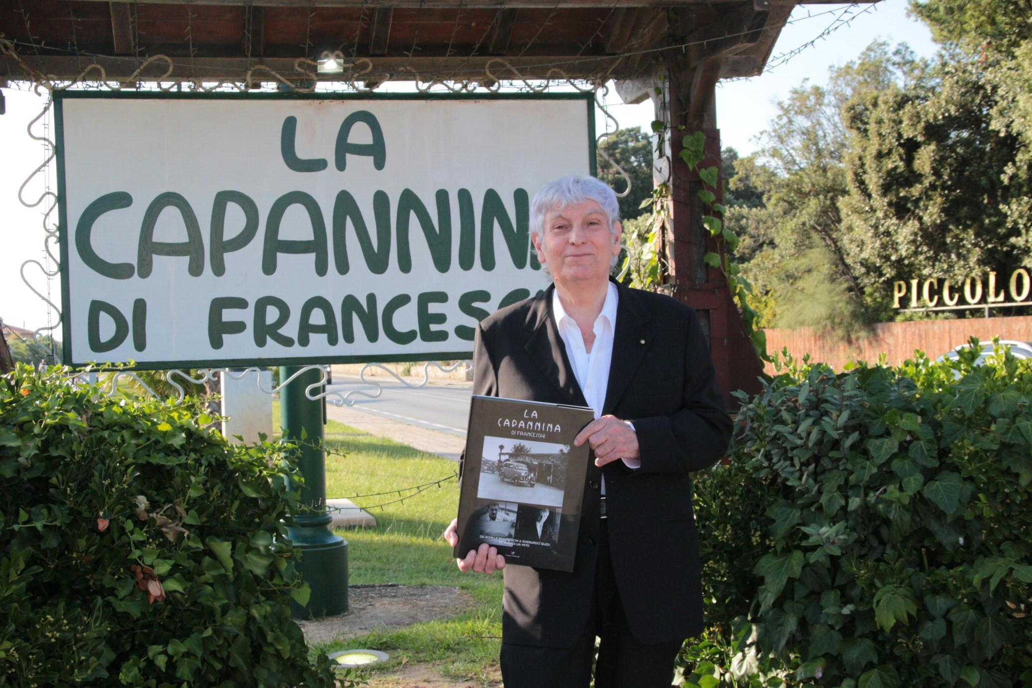 Gherardo Guidi col libro sullo storico locale di Forte dei Marmi
