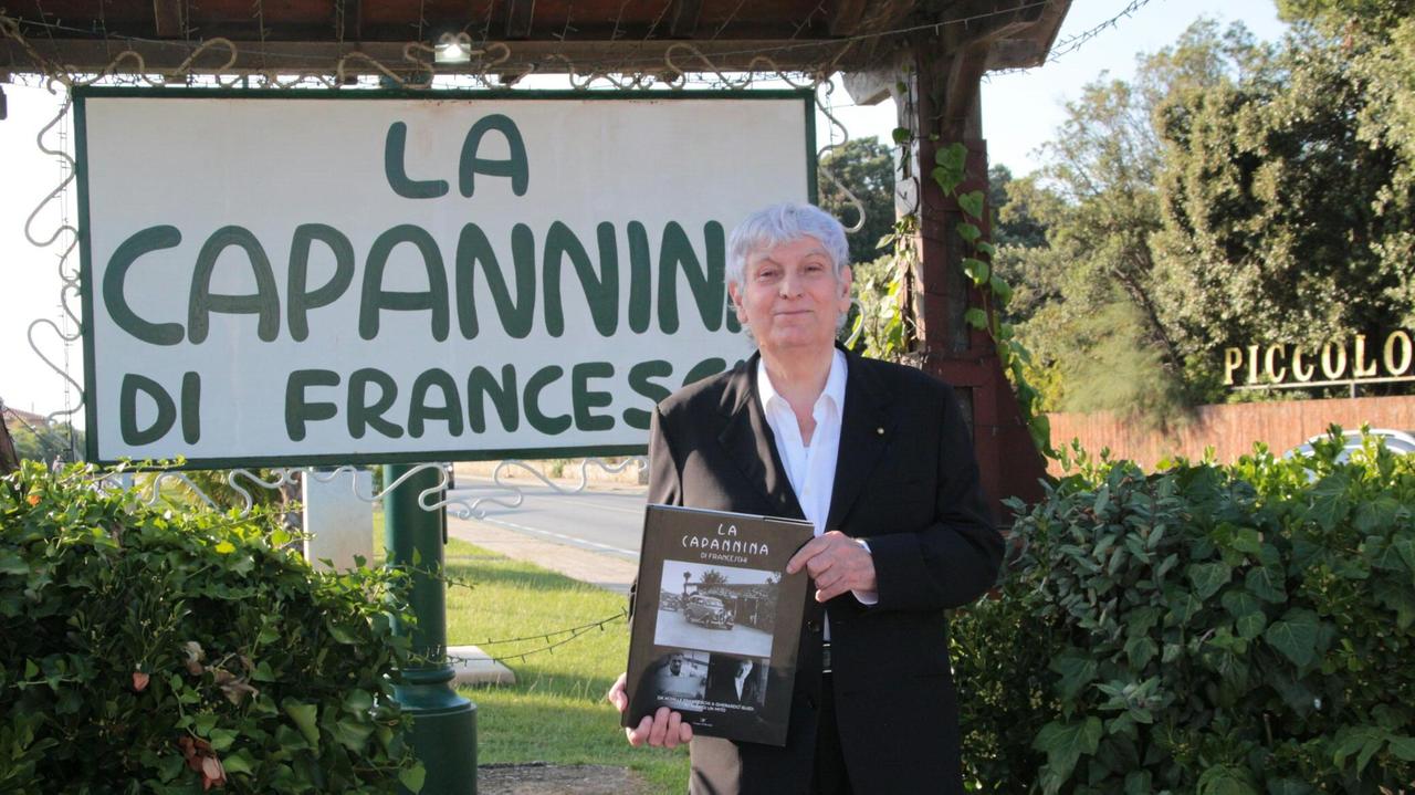 Gherardo Guidi col libro sullo storico locale di Forte dei Marmi