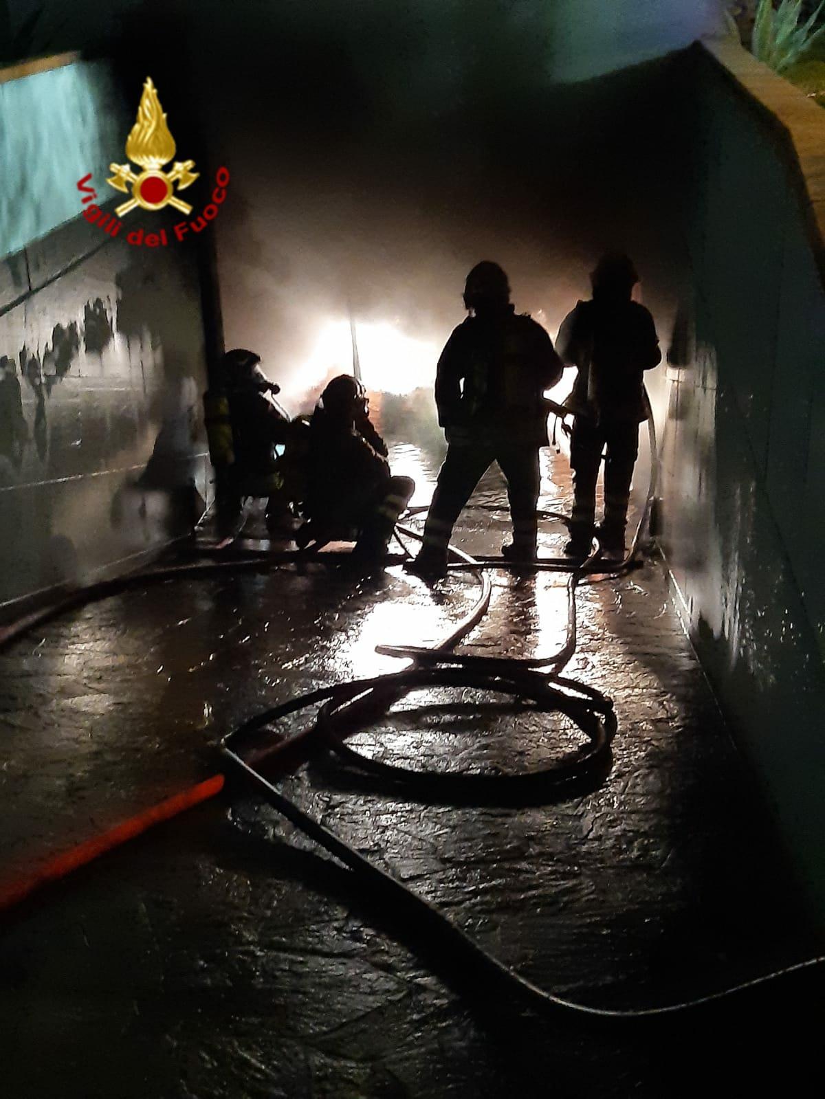 I vigili del fuoco di Prato all'opera nell'incendio del garage di via Paronese
