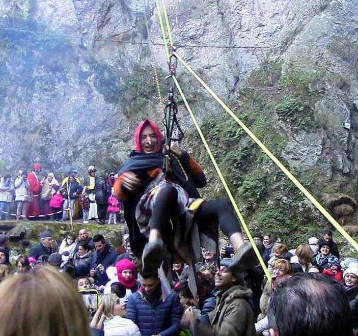 La befana torna a volare alle grotte di Equi Terme 
