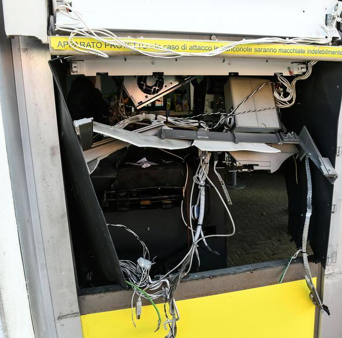 Un boato nella notte, poi la fuga in auto Torna a colpire la banda dei bancomat 