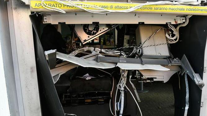 Un boato nella notte, poi la fuga in auto Torna a colpire la banda dei bancomat