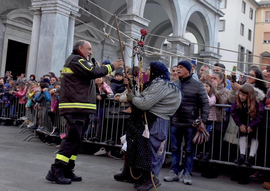 Volo gioioso dal campanile spettacolo in Piazza Grande 