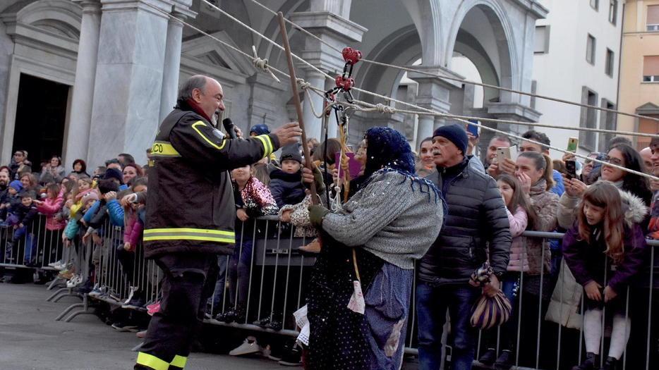 Volo gioioso dal campanile spettacolo in Piazza Grande