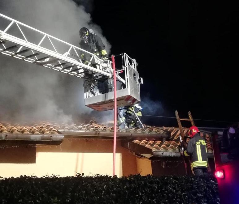 In fiamme al Nespolo il tetto di un’abitazione