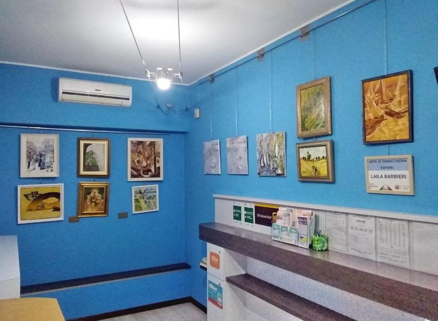 Le opere di Laila Barbieri esposte in tabaccheria