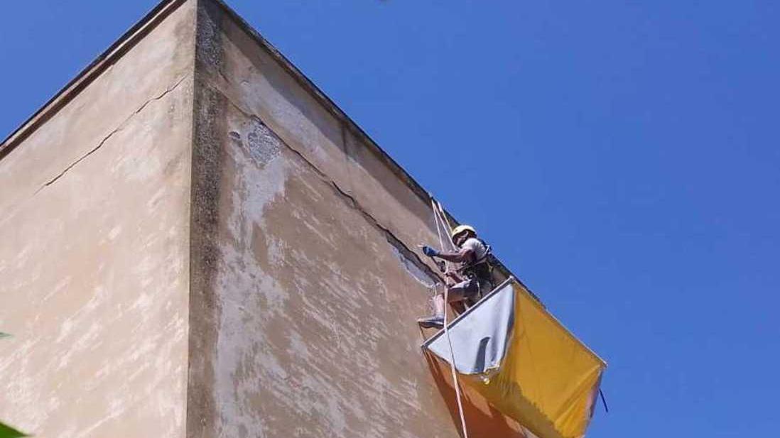 Sassari, il “muratore volante” che scala e ripara i palazzi 