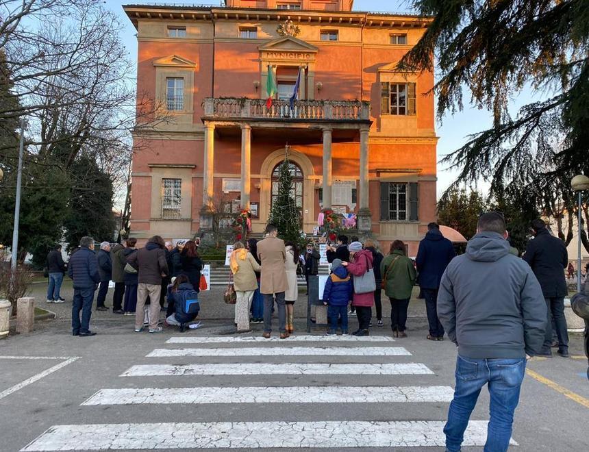 Al flash mob di protesta davanti al municipio soltanto poche persone