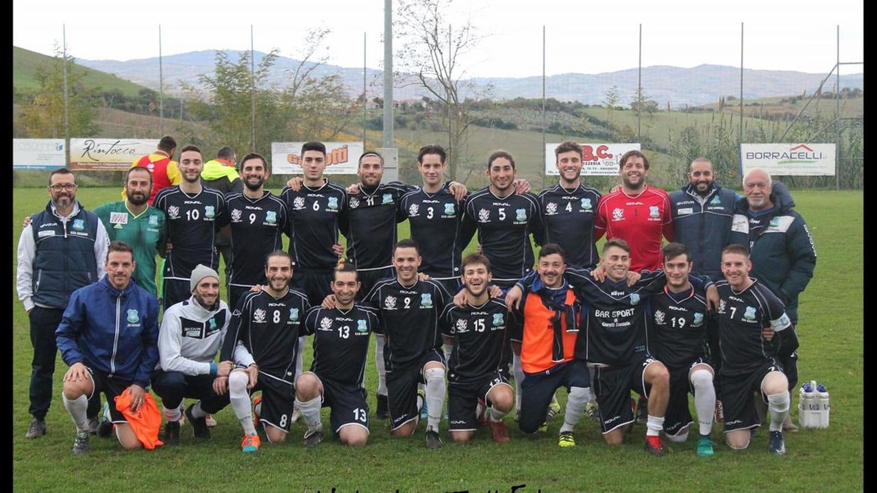 La squadra del Cinigiano (foto dalla pagina Fb Ssd Cinigiano)