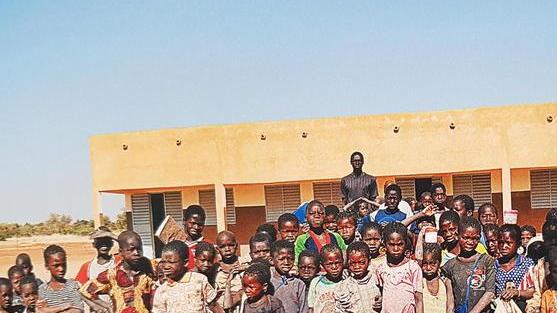 Donati giocattoli e una fiaba ai bambini del Burkina Faso: «La fantasia serve a sognare»