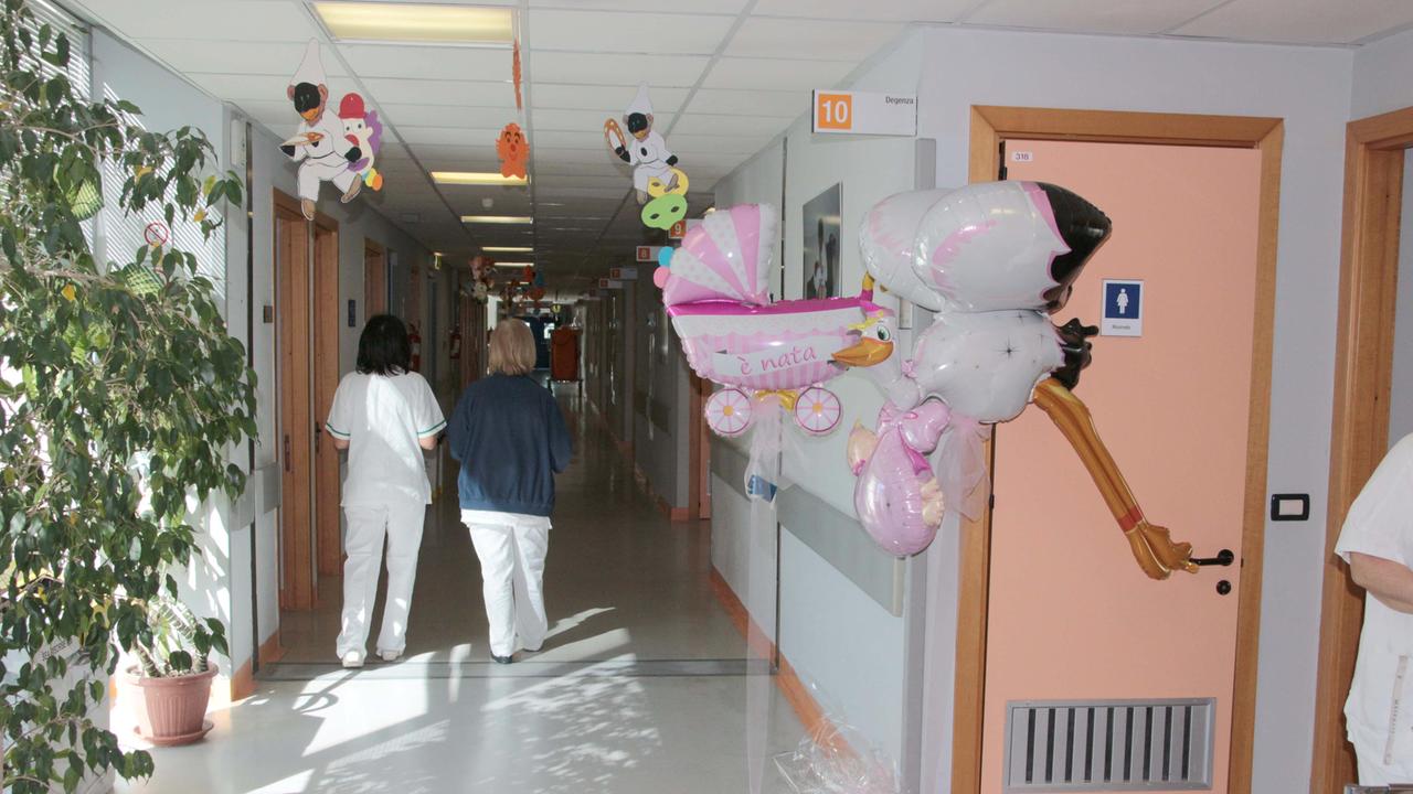 Continua a calare il numero dei parti in Versilia e sale l’età delle mamme