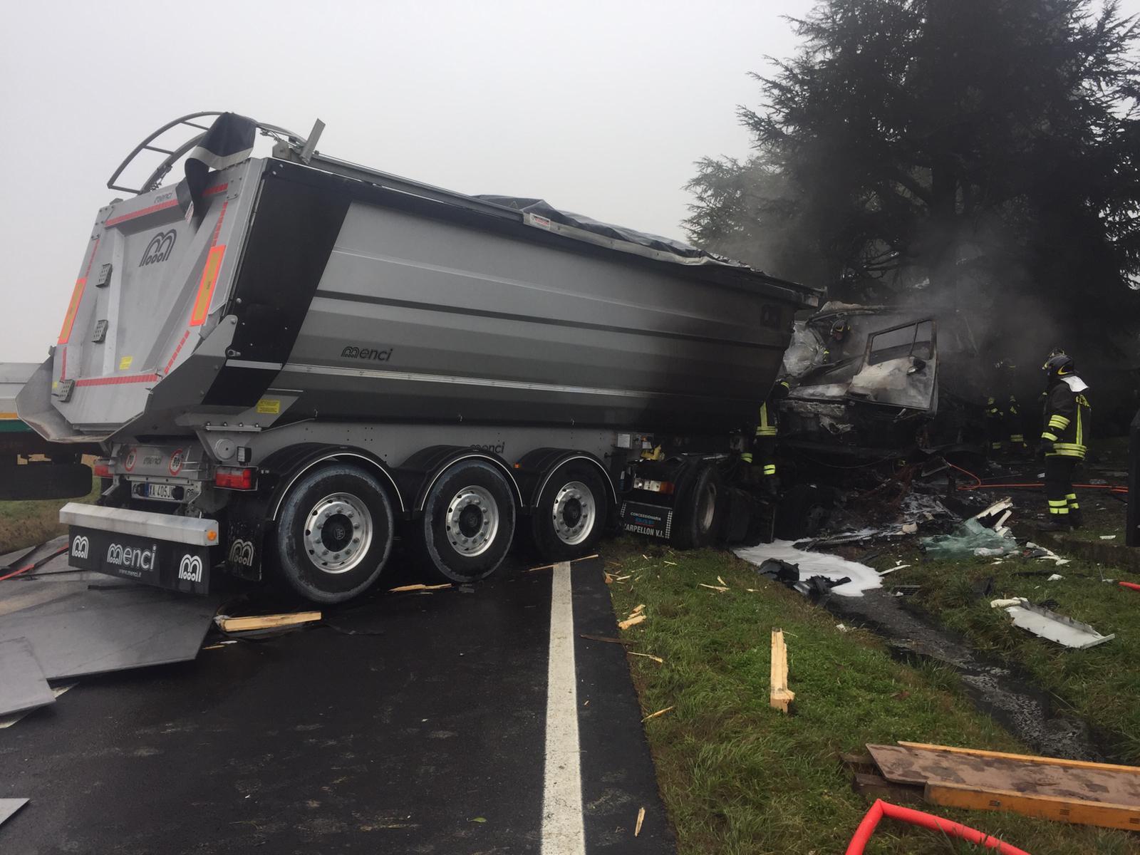 Poviglio, schianto nella nebbia: muore carbonizzato nel Tir in fiamme 