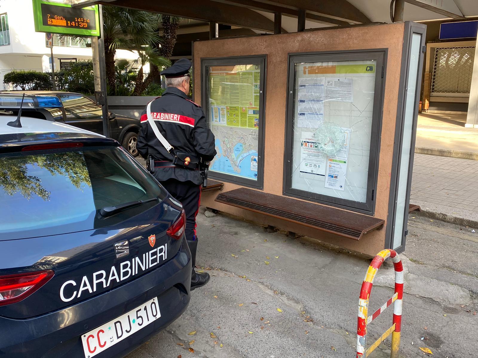 Cagliari, distrugge due pensiline del Ctm e reagisce con violenza contro i carabinieri