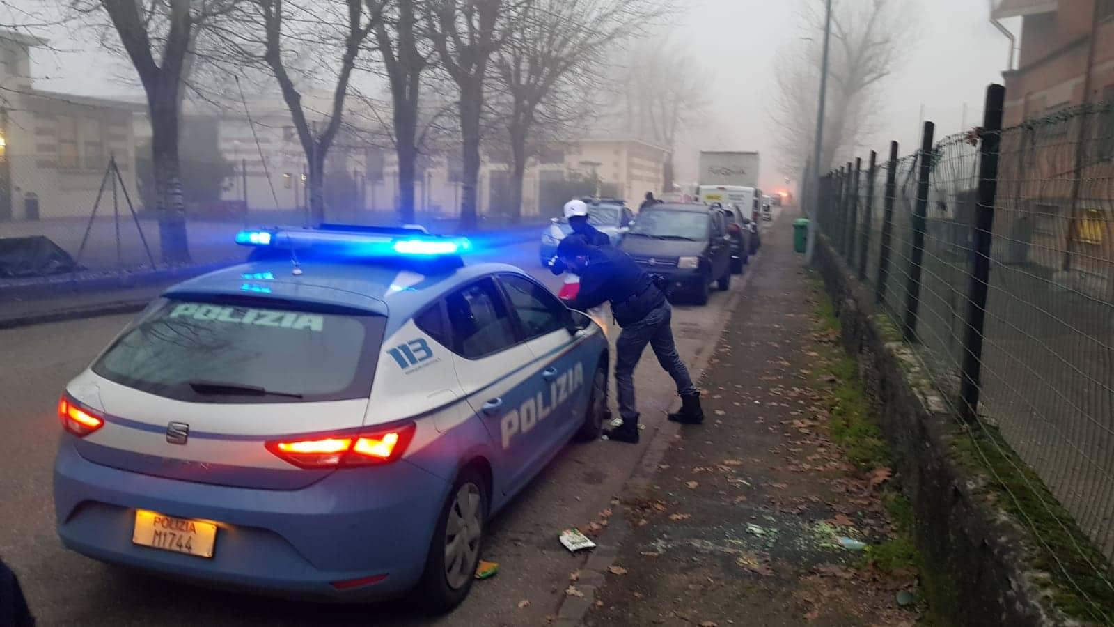 Rapinatore getta a terra vittima: bloccato da un passante