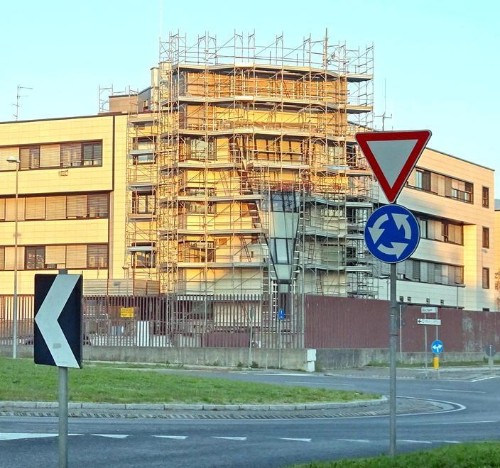 Aveva le manette ai polsi l’uomo fuggito dalla caserma saltando dalla finestra