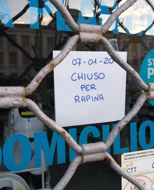 Il cartello affisso fuori dal negozio ortopedico