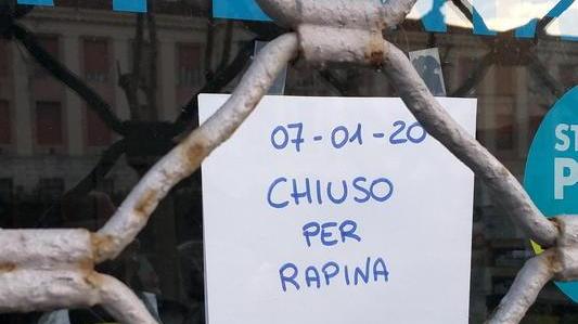 Il cartello affisso fuori dal negozio ortopedico
