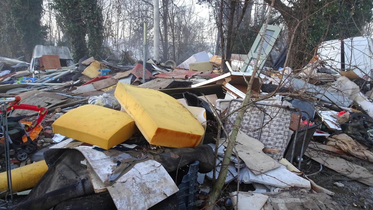 La situazione dello scorso sabato pomeriggio dell’area che si trova fra l’ospedale San Jacopo, il torrente Brusigliano e il campo rom,dove continuano, anche se decisamente ridotti rispetto al recente passato
i conferimenti abusivi di rifiuti di ogni genere