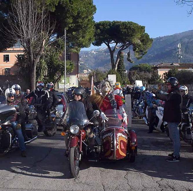 In migliaia per la Befana che vien dal mare e per la kermesse in moto 