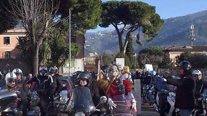 In migliaia per la Befana che vien dal mare e per la kermesse in moto