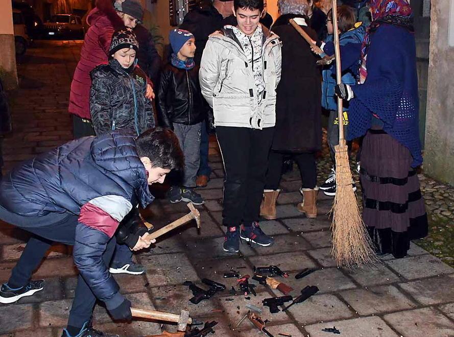 A Quercia distrutte le armi giocattolo sotto la grande calza lunga 25 metri 