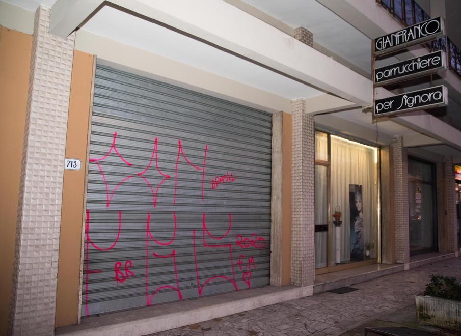 Una decina di scritte con la bomboletta Imbrattati muri e saracinesche dei negozi 