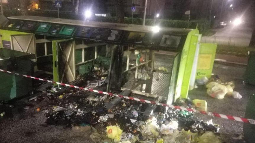 Incendio brucia un’isola ecologica a Lido di Camaiore