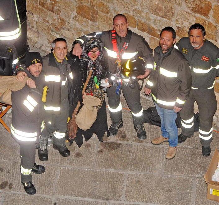 Folla di piccoli e genitori ad applaudire la Befana dei vigili del fuoco nella discesa dal Rivellino