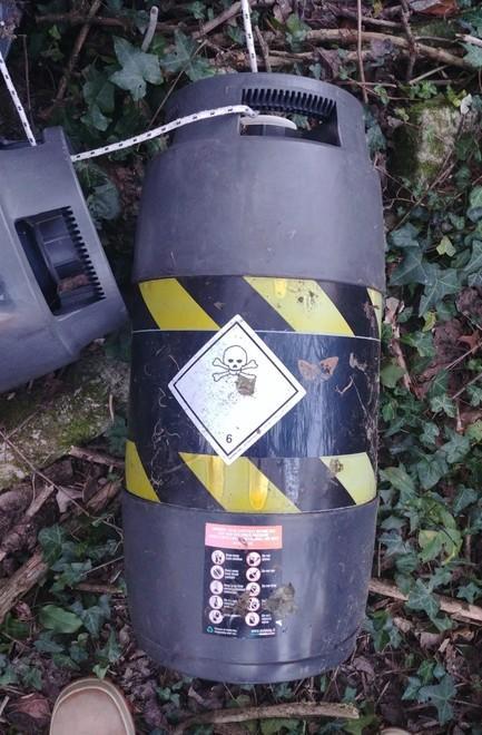 Discarica abusiva con bombole di sostanze nocive Scatta l’allarme 
