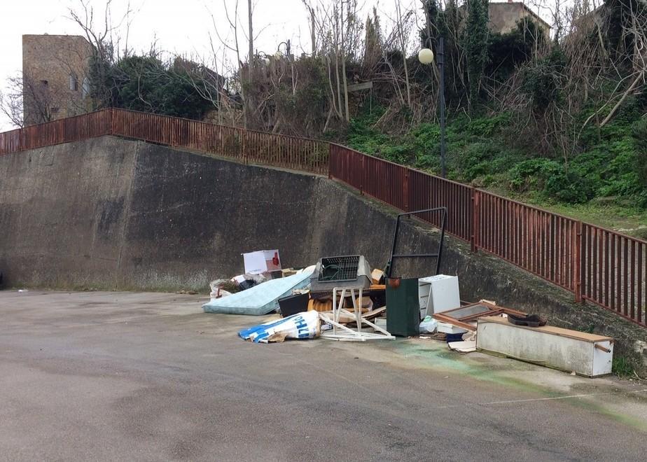 Rifiuti abbandonati nel parcheggio