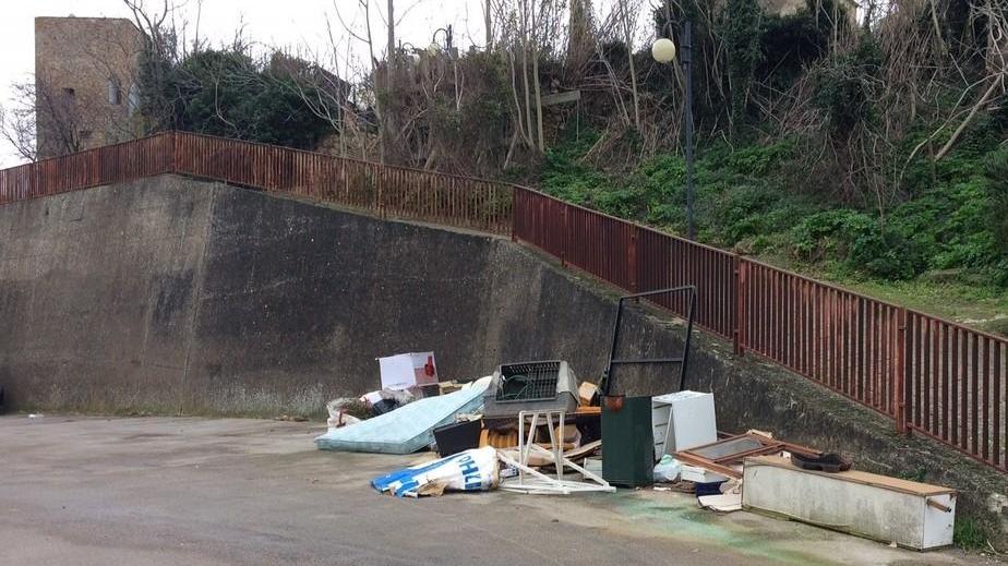 Rifiuti abbandonati nel parcheggio