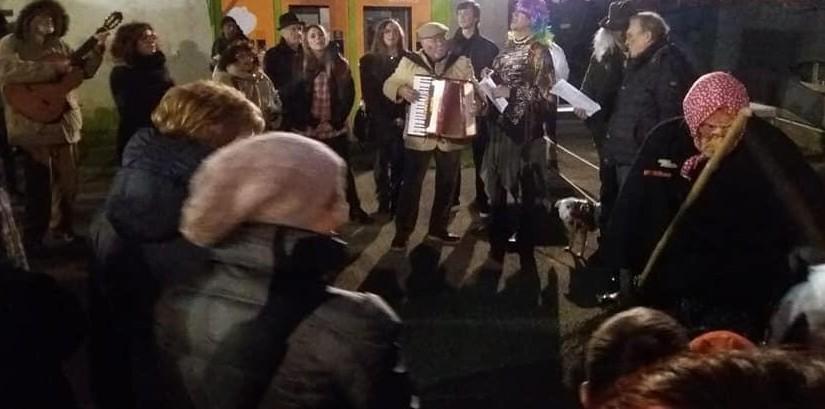 Tutto il paese in piazza tra canti e musiche per celebrare le feste