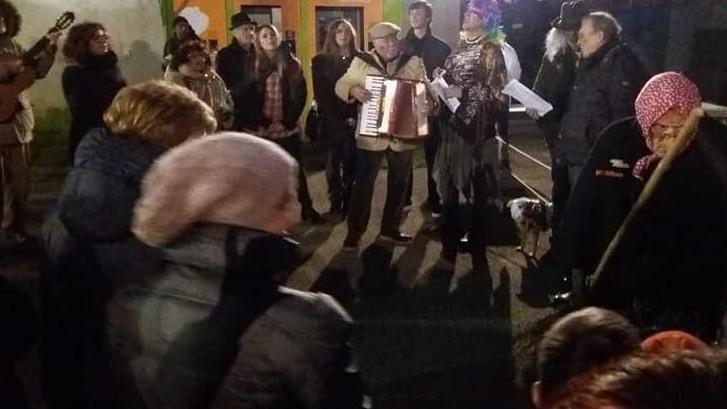 Tutto il paese in piazza tra canti e musiche per celebrare le feste