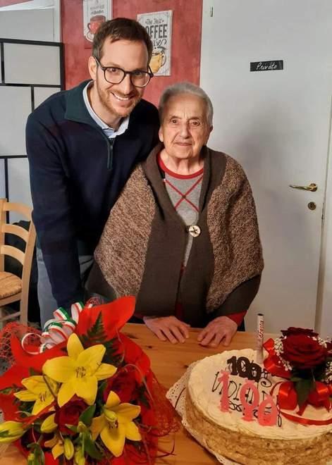 La prima centenaria del 2020 fa festa con i figli e il sindaco