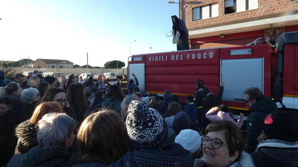 La vecchina dei Vigili porta gioia in autobotte