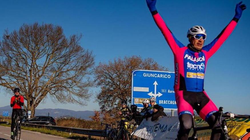 Vittoria in volata di Grandi con gli applausi di Ravanelli