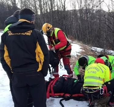 Cade su una lastra di ghiaccio: donna si rompe una gamba