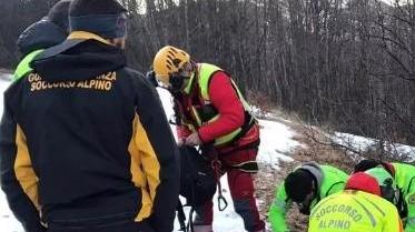Cade su una lastra di ghiaccio: donna si rompe una gamba