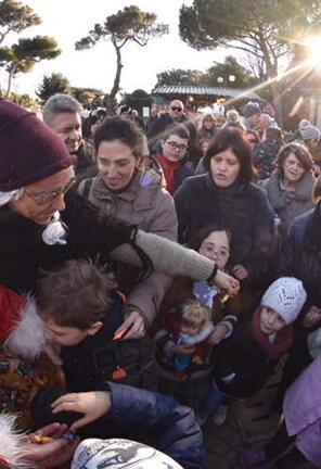 A cavallo, in carrozza e sulla vecchia scopa la Befana in città per tutti i bambini