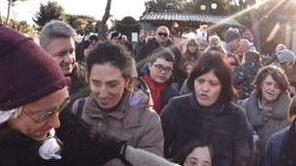 A cavallo, in carrozza e sulla vecchia scopa la Befana in città per tutti i bambini
