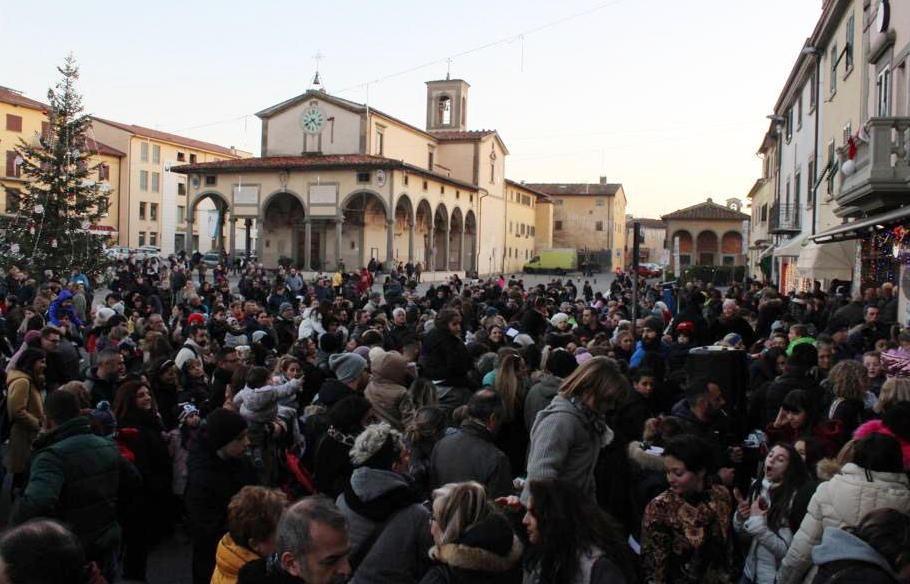 Giù dal campanile aggrappata a una corda o in sella a una Harley: così arriva la Befana