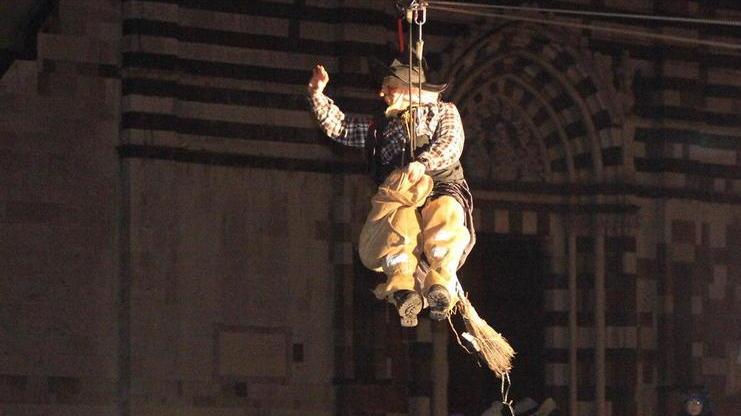 Piazza Duomo gremita per salutare la Befana discesa dal campanile Applausi ai pompieri