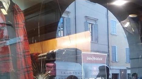 Vandalismi e bivacchi davanti a negozi e bar