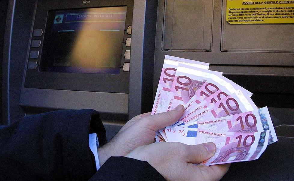 Ruba il bancomat alla fidanzata e le svuota il conto per vendetta 