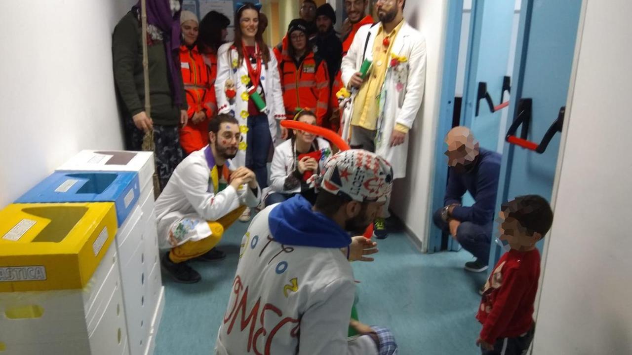 La Befana arriva dal cielo e distribuisce tanti dolci ai bambini